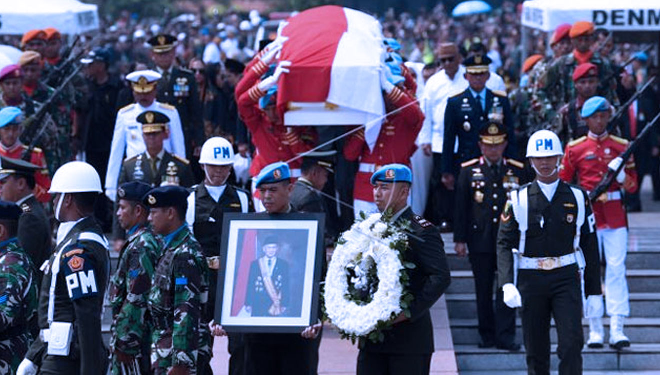 Habibie's body carried by several honor guards to the Kalibata Heroes Cemetery. (Picture by: ANTARA FOTO/Wahyu)