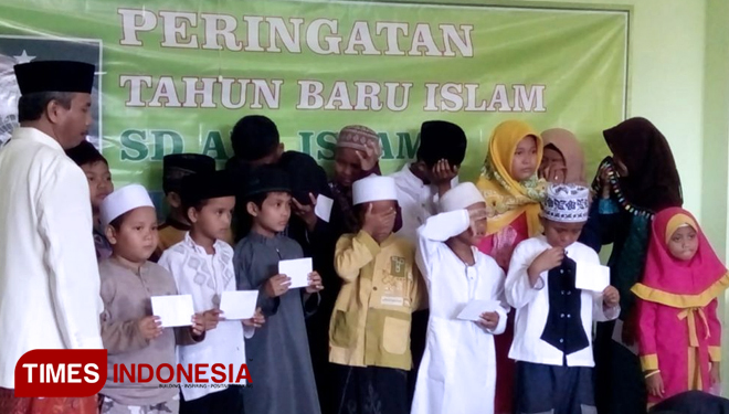 Drs H Ahmad Zaini Ilyas MPdI saat mendampingi siswa dan siswi dalam memperingati tahub baru Islam di SD Al Islam Mulyorejo Surabaya