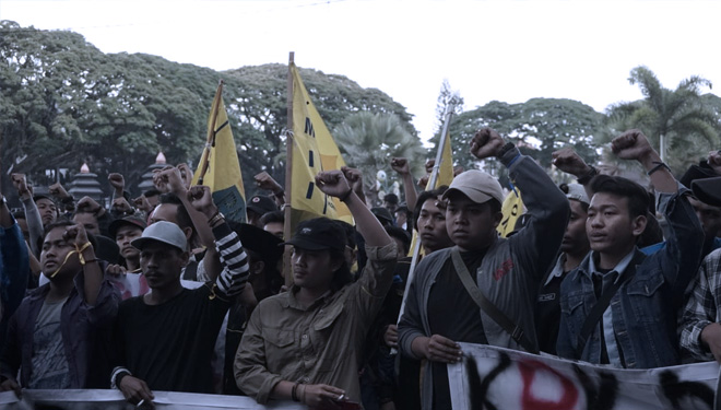 Aksi PC PMII Kota Malang menolak RUU KPK di Depan Kantor DPRD Kota Malang. (FOTO: Istimewa)