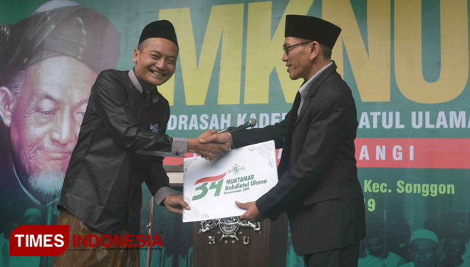 H. Ali Makki Zaini saat menerahkan proposal pengajuan tuan rumah muktamar NU kepada Ketua PBNU KH. Robikin Ehmas. (Foto: Erwin Wahyudi / TIMES Indonesia).