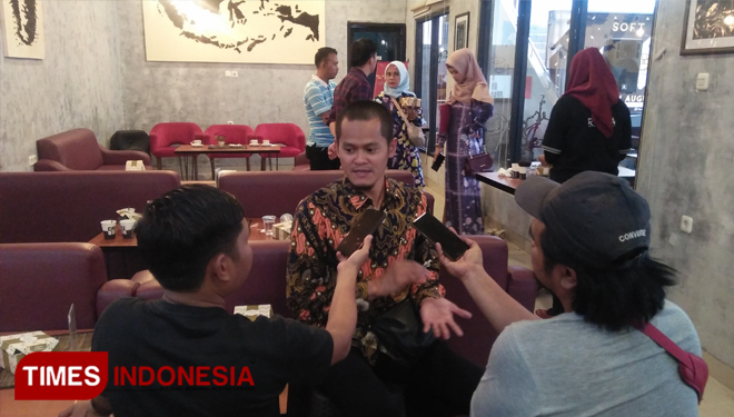Wawancara M. Arifudin, SH Ahli Kepailitan usai Talkshow BungFK di Roca Cafe Palembang (Foto : Rochman/TIMES Indonesia) 
