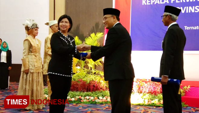Penyerahan piagam penghargaan oleh Deputi Gubernur Senior Bank (kanan) kepada Dwi Tugas (Foto: Humas Pemprov Malut for Times Indonesia)
