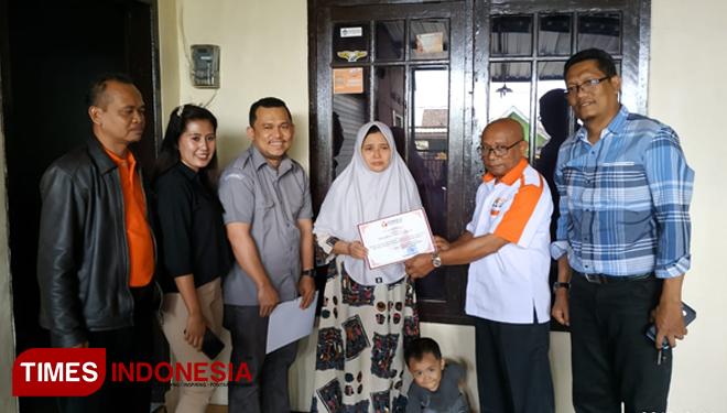 Bawaslu Kabupaten Malang Serahkan Santunan ke Keluarga Pengawas Pemilu yang Meninggal
