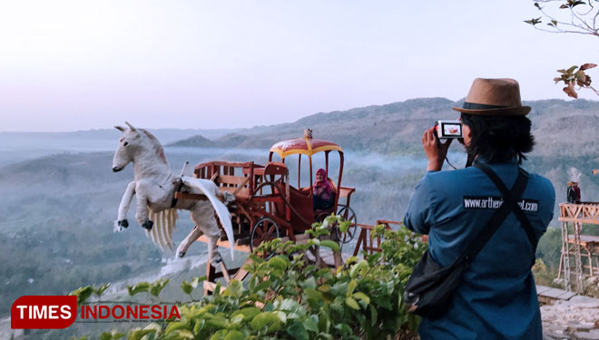 Wisatawan ketika menikmati suasana di Bukit Panguk Kediwung, Mangunan, Dlingo, Bantul, Yogyakarta. (FOTO: Gilang Syach Putra/TIMES Indonesia)