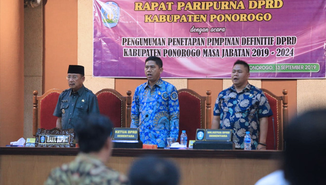 Ketua Sementara Sunarto diapet wabup Soedjarno serta wakil sementara DPRD Fikso Rubianto saat  paripurna pengumuman penetapan pimpinan definitif DPRD. (FOTO: Istimewa/DPRD Ponorogo)