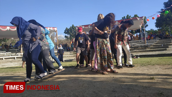 Sejumlah seniman mengikuti kegiatan Yogyakarta International Folklore Festival Di Tebing Breksi. (FOTO: Istimewa/TIMES Indonesia)