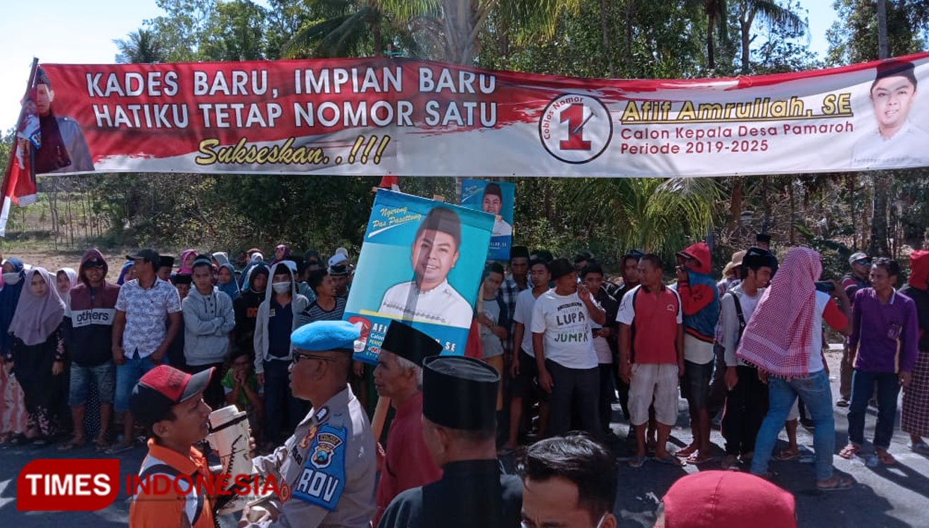 Massa aksi 01 saat berkumpul depan kantor Balai Desa Pamaroh. (Foto: Akhmad Syafi'i/TIMES Indonesia)