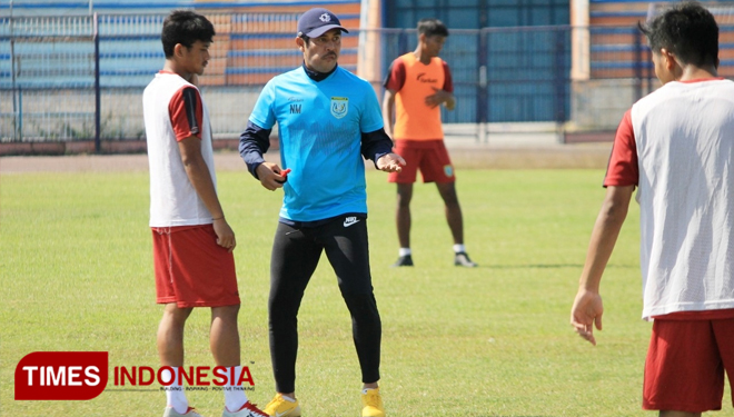 Pelatih Persela, Nil Maizar (biru muda), memberikan arahan kepada pemain dalam sesi latihan di Stadion Surajaya Lamongan, Jum'at (13/9/2019). (FOTO: MFA Rohmatillah/TIMES Indonesia)