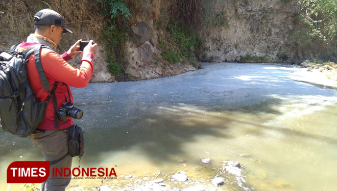 Kondisi air sungai Gandong yang tercemar limbah kulit dari LIK Magetan. (Foto: M Kilat Adinugroho/TIMES Indonesia) 