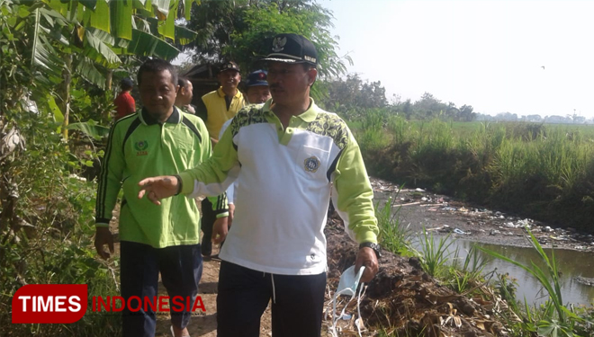 Wali Kota Madiun mengikuti kerja bakti di sekitar sungai wilayah Kelurahan Tawangrejo. (Foto: Ito Wahyu Utomo/TIMESIndonesia)