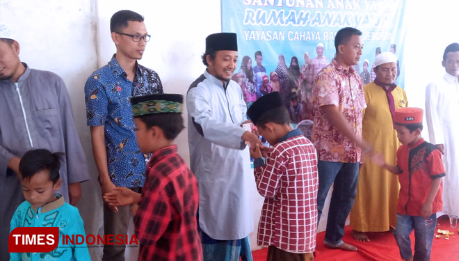 Nurrahman saat memberikan santunan anak yatim di Yayasan Cahaya Rahmana Semesta (CRS) di Desa Bujur Timur. (FOTO: Akhmad Syafi'i/TIMES Indonesia) 