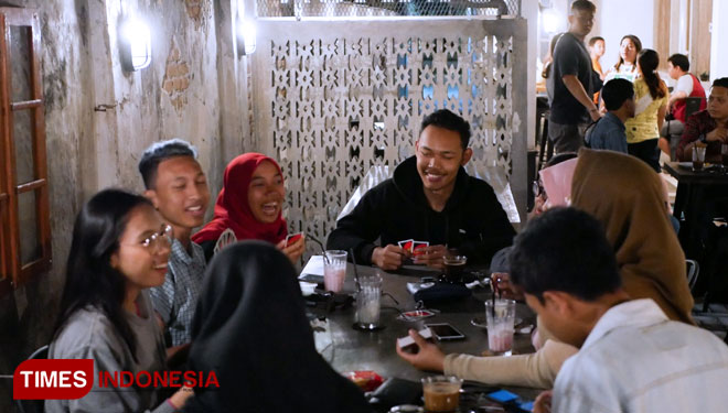 Para pengunjung kedai kopi stasiun sedang menikmati kopi (FOTO: Cas/TIMES Indonesia)