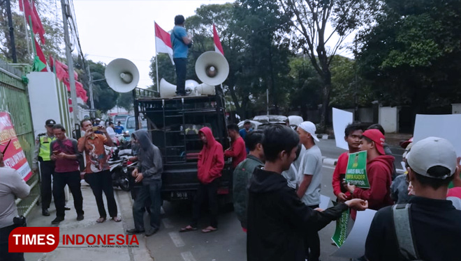 Massa aksi yang mengatasnamakan diri Komunitas Cinta Bangsa (KCB) saat menggelar demonstrasi di depan Kantor DPP PPP, Jakarta. (FOTO: Hasbullah/TIMES Indonesia)