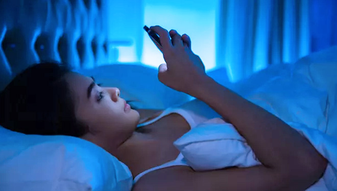  Ilustrasi - Benarkah Main Ponsel Sebelum Tidur bisa Sebabkan Insomnia? (FOTO: TORWAISTUDIO/Shutterstock)