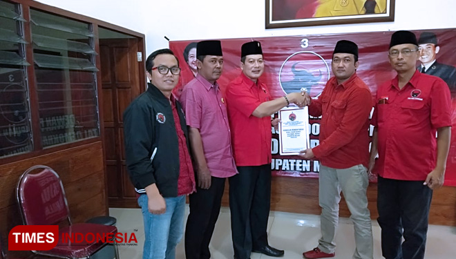 Ketua DPC PDI Perjuangan Kabupaten Malang, Didik Gatot Subroto saat menerima dokumen dari salah seorang bakal calon, pengusaha Wibi (FOTO: Binar Gumilang / TIMES Indonesia)