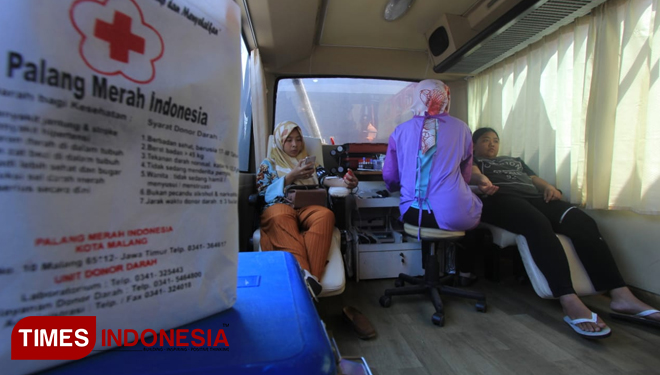 Kawan Lama Foundation menggelar donor darah di Kota Malang, Sabtu (14/9/2019). Kegiatan yang digelar di toko Ace Hardware Sawojajar Kota Malang ini bekerjasama dengab PMI Kota Malang. (foto: Tria Adha/TIMES Indonesia)