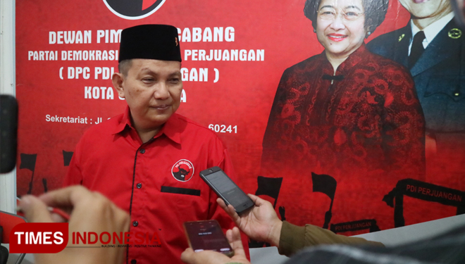Mega Jaya Abadi Chandra usai mengembalikan formulir di Kantor DPC PDIP Kota Surabaya, Jumat (13/9/2019) malam.(Foto : Lely Yuana/TIMES Indonesia)