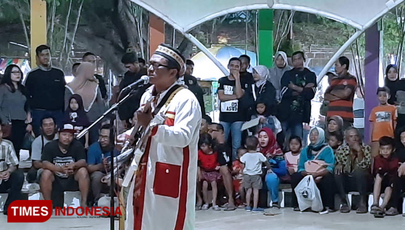 Penampilan gitaris unik asal Jombang, Sutadz Basuki di Music Corner mini dome Alun-alun Kota Madiun. (Foto: Ito Wahyu U/TIMES Indonesia)