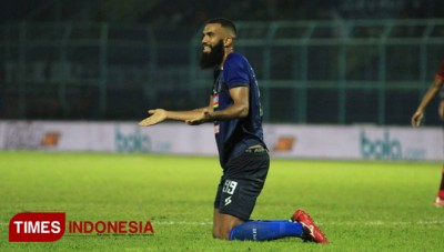 Pelatih Arema FC Tepis Kritik Tajam untuk Sylvano Comvalius