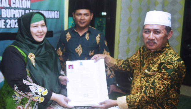 Pengembalian berkas pendaftaran bakal calon Bupati Banyuwangi oleh dr. Taufiq Hidayat di kantor DPC PKB. (FOTO: istimewa)