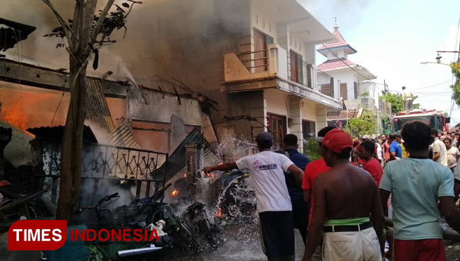 Gudang motor bekas di Lingkungan Krajan, Kelurahan Boyolangu, Kecamatan Giri terbakar. (Foto: Agung Sedana/TIMES Indonesia)