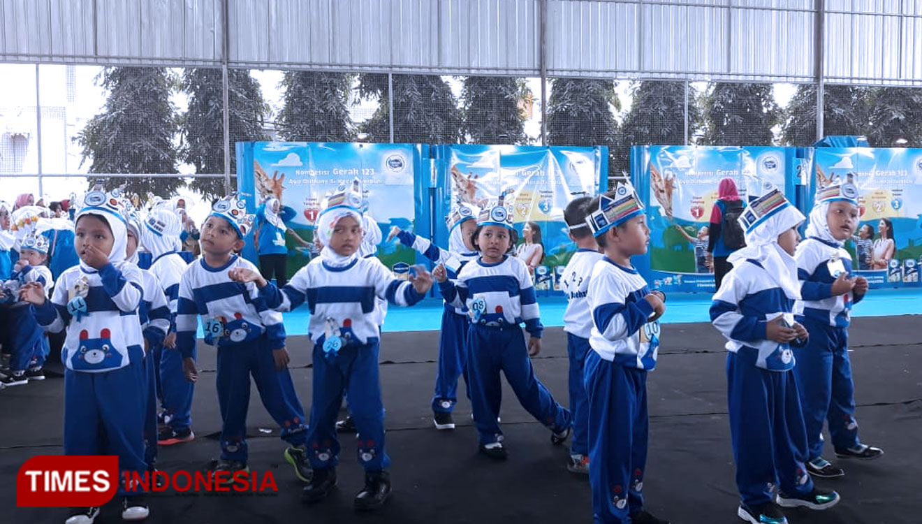 Anak-anak PAUD Banyuwangi Menampilkan Senam 123 di Tennis Indoor, GOR Tawang Alun. (Foto : Roghib Mabrur/TIMES Indonesia)