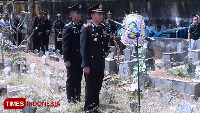Kapolres Ponorogo pimpin upacara pemakaman anggotanya. (FOTO: Marhaban/TIMES Indonesia)