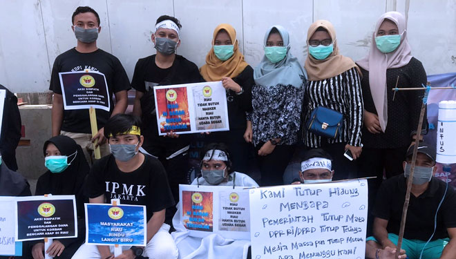Sejumlah masyarakat aksi unjuk rasa di Bundaran HI terkait bencana asap di Riau (FOTO: Istimewa)