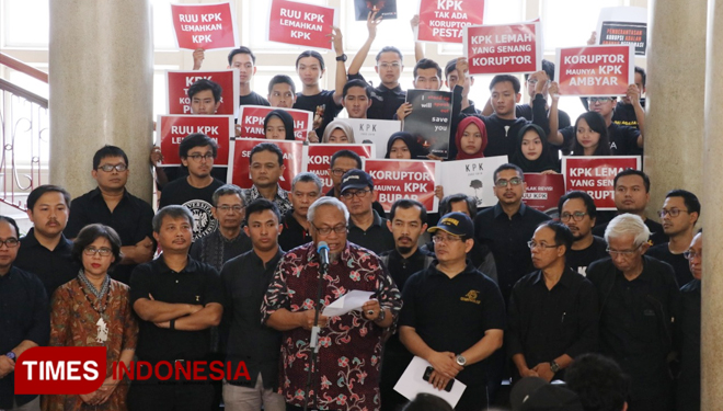 Anggota Dewan Guru Besar UGM bersama civitas akademika UGM lain menggelar aksi mendesak DPR dan pemerintah agar menghentikan pembahasan revisi UU KPK. (FOTO: Istimewa/TIMES Indonesia)