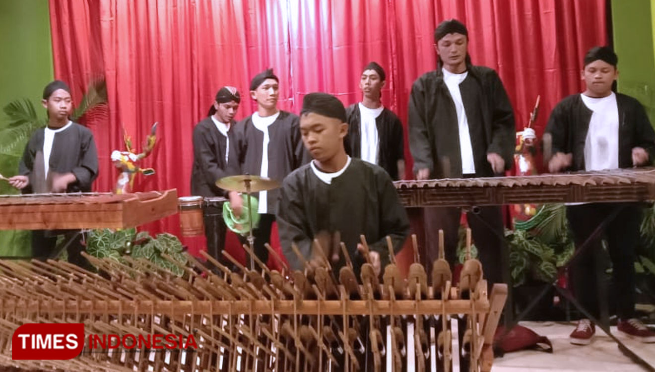 Alunan Angklung Nusantara di ICDS Hotel Tugu Malang. (FOTO: Naufal Ardiansyah/TIMES Indonesia)