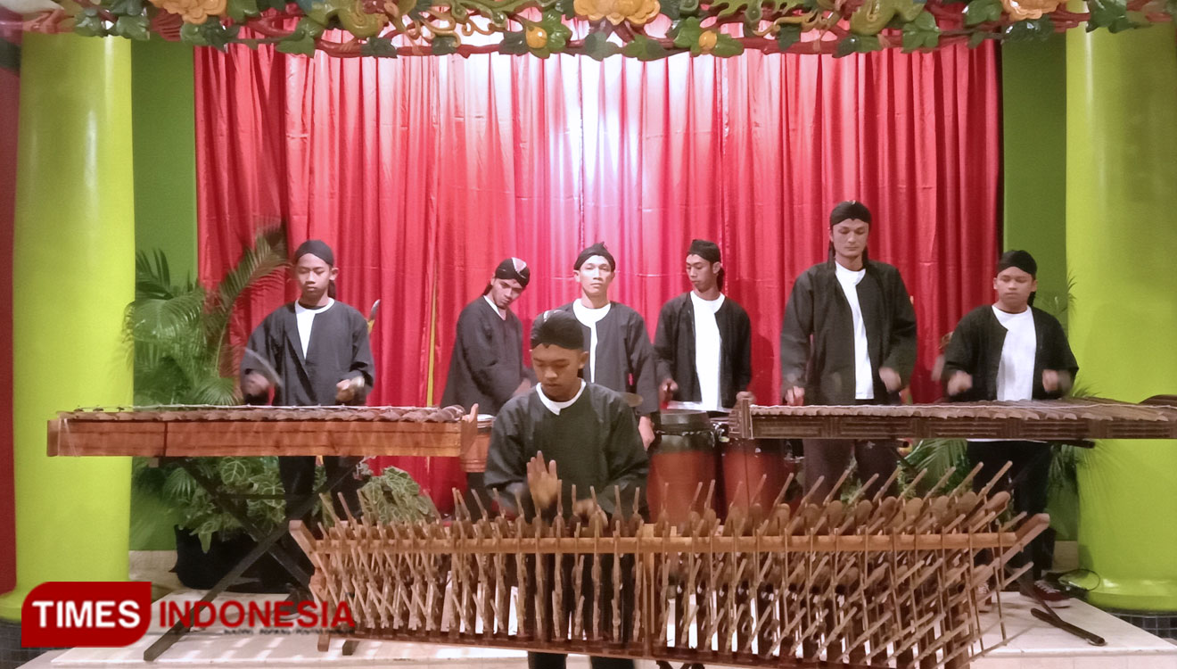 Angklung Nusantara performance. (Picture by: Naufal Ardiansyah/TIMES Indonesia)