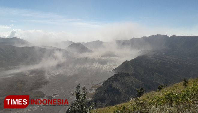 Kawasan Gunung Bromo terlihat dari Puncak P-30 di Kecamatan Sumber, Probolinggo (foto: Iqbal/TIMES Indonesia)