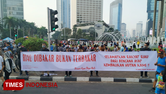 Sejumlah masyarakat aksi unjuk rasa di Bundaran HI terkait bencana asap di Riau.