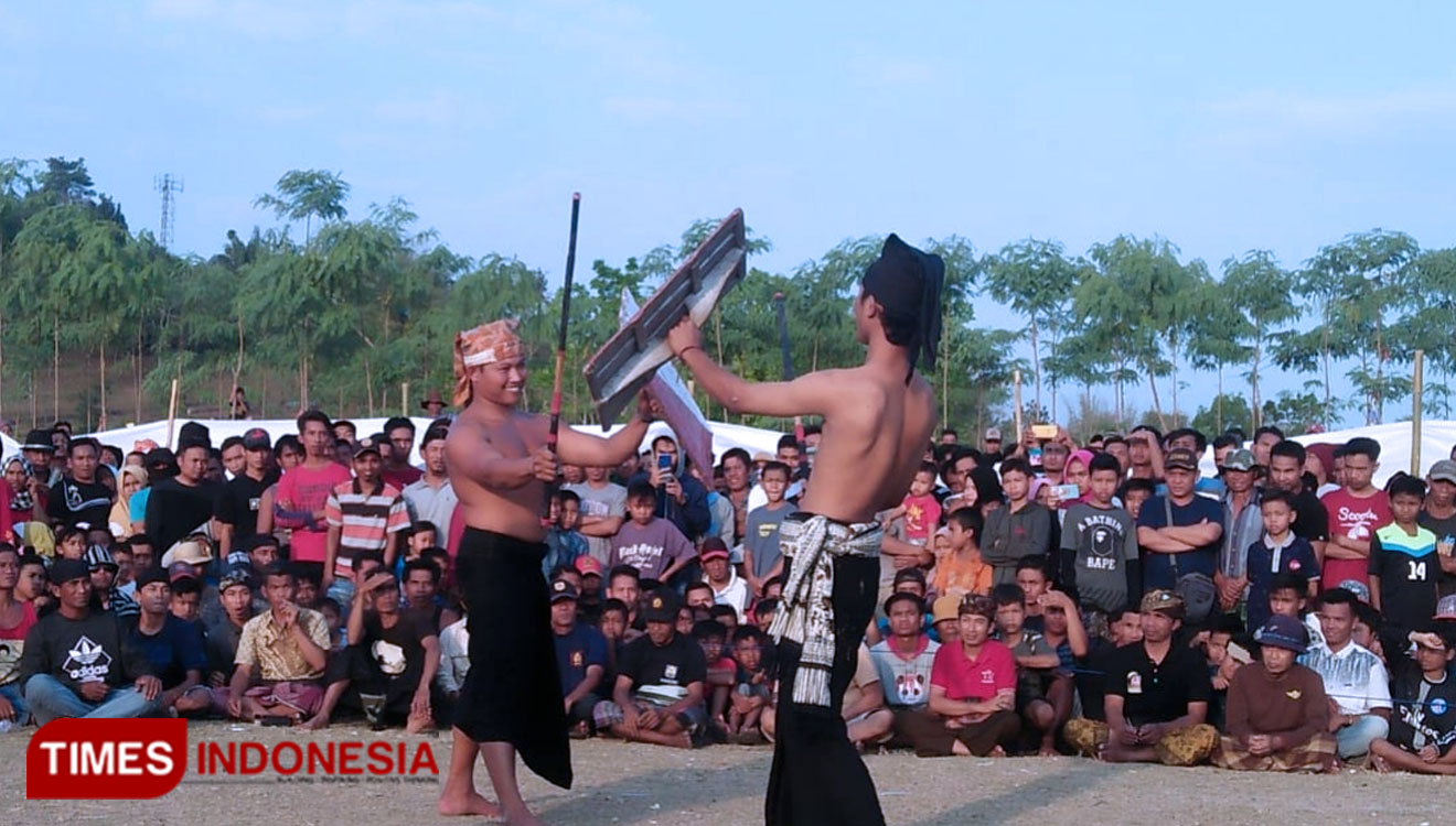 Dua pepadu sedang unjuk kemampuan pada Festival Budaya Peresean di Desa Bakan, Lombok Tengah. (Foto: Anugrah Dany/TIMES Indonesia)