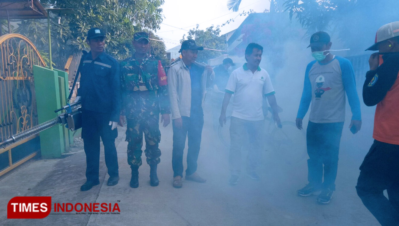 Fogging dilakukan PT KPI di dampingi Dinkes Bontang, personil Bhabinsa dan Kelurahan Bontang Baru. (Foto : Kusnadi/TIMES Indonesia) 