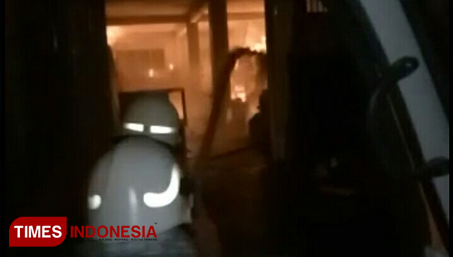 Petugas PMK berjibaku melawan si jago merah yang melalap home industri kayu. (ist/TIMES Indonesia) 
