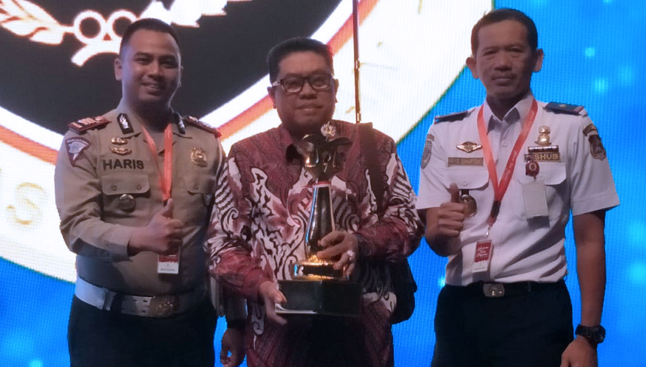 Plt Wali Kota Blitar didampingi Kepala Dinas Perhubungan, serta Kasat Lantas Polres Blitar Kota menerima penghargaan WTN di Jakarta, (15/9/2019).(Foto: Humas Pemkot Blitar)