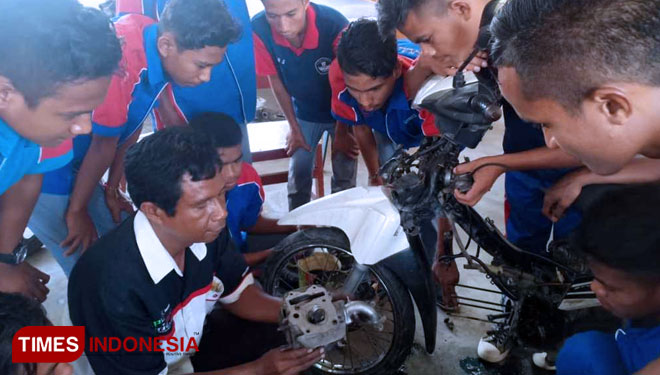 Robinson Harangmbani saat mempraktekkan tekhik mesin kepada siswa-siswa SMK Negeri 5 Waingapu (FOTO:Habibudin/TIMES Indonesia) 