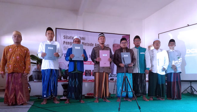 SMP Madinatul Akhlaq Ponpes Al-Ibrahimy, Konang, Bangkalan saat menerima penghargaan. (Foto: Istimewa)