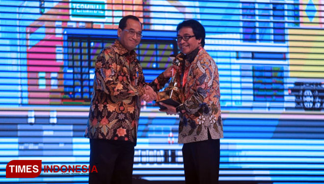 Wakil Bupati Jember KH Abdul Muqit Arief (kanan) saat menerima penghargaan Wahana Tata Nugraha kategori Tanpa Catatan dari Menhub Budi Karya Sumadi. (foto: Humas Pemkab Jember for TIMES Indonesia)