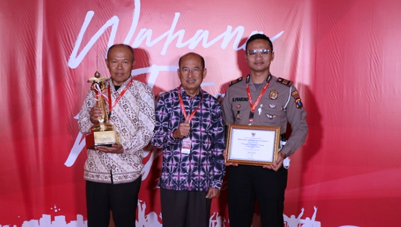 Wakil bupati Ponorogo menerima penghargaan dari Kementerian Perhubungan RI. (Foto : Istimewa/TIMES Indonesia)