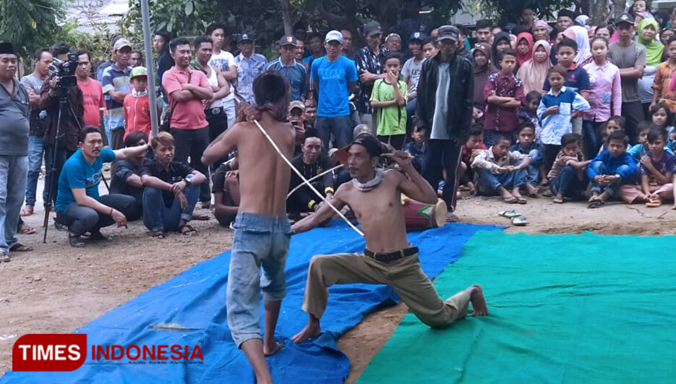 Dua pemain seni Ojung saat sedang saling menyerang (FOTO: Moh Bahri/TIMES Indonesia)
