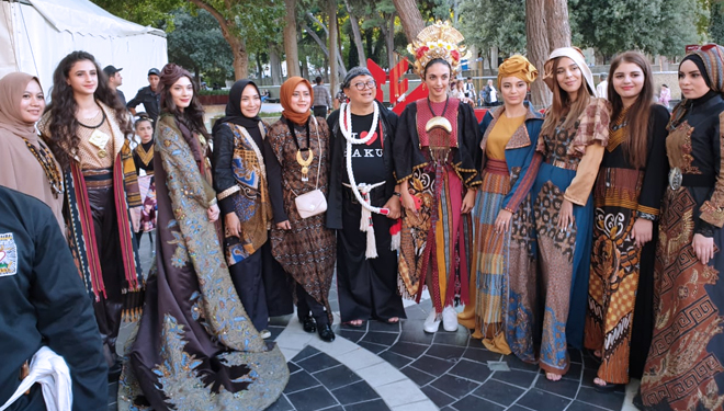 Feby dari UKM Kotw Malang, Jawa Timur bersama istri Dubes RI untuk Azerbaijan, Ny Dian Sarastien Indah serta fashion bertema batik di ajang Indonesia Culture Festival Azerbaijan 2019. (FOTO : Istimewa) 