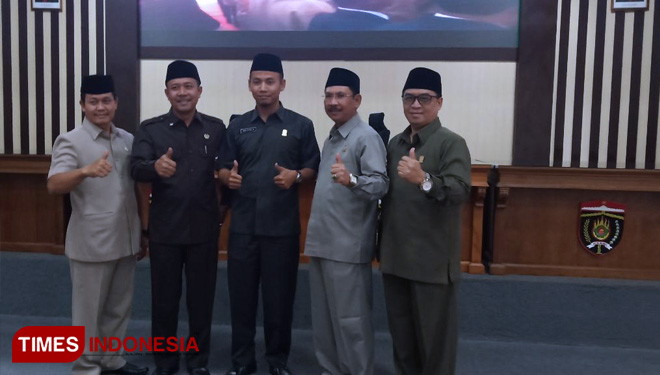 Pimpinan DPRD definitif foto bersama usai rapat paripurna. (FOTO: Ardian Febri Tri H/TIMES Indonesia) 
