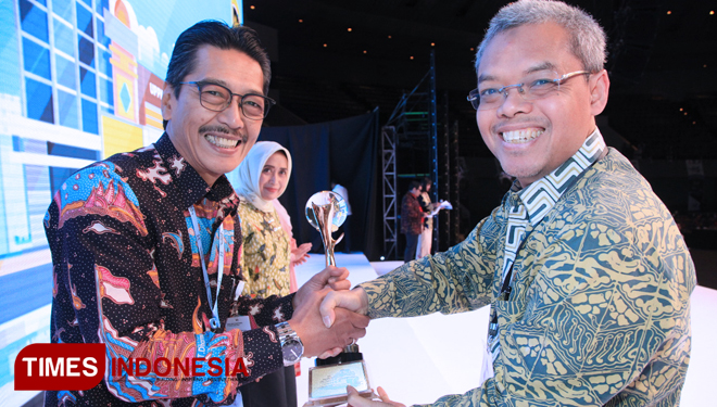 Direktur Utama PT Dharma Lautan Utama, Erwin H Poedjono SE, saat menerima penghargaan Perusahaan Angkutan Penyeberangan Terbaik I (pertama) dari Kementrian Perhubungan. (Foto: Syamsul Arifin/TIMES Indonesia)
