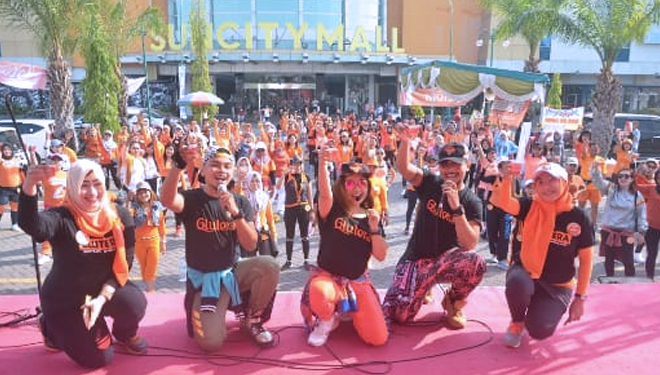 Para peserta Glutera Kompetisi Zumba di Sun City Sidoarjo tampak ceria dan bersemangat. (FOTO: Istimewa)