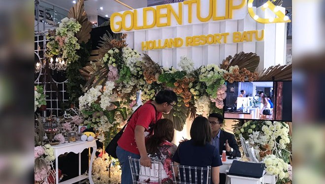 Booth Golden Tulip Holland Resort Batu nampak didatangi pengunjung, Juggling serta proses pembuatan mocktail di atas panggung dan staff bersama pengunjung mall yang berpartisipasi di atas panggung. (FOTO: Istimewa) 