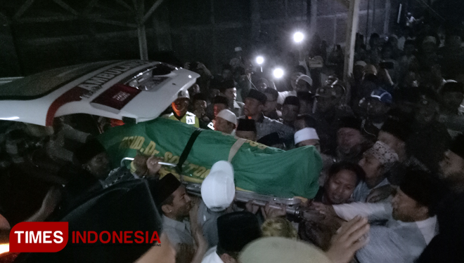 Jenazah KH Fuad Amin Imron saat tiba di rumah duka. (FOTO: Doni Heriyanto/TIMES Indonesia)