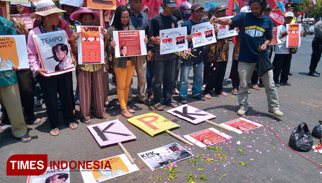 Massa KRPK menggelar unjuk rasa di depan Gedung DPRD kota Blitar, Senin (16/9/2019). (Foto: Sholeh/TIMES Indonesia)