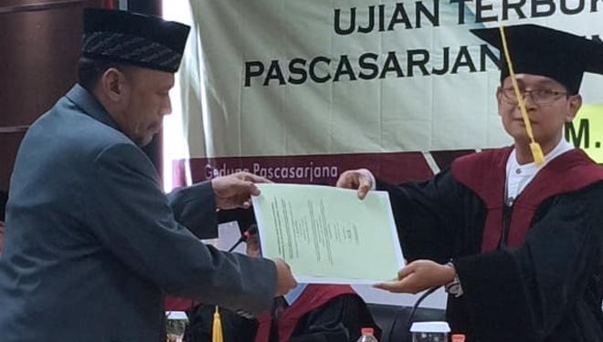 Kades Melirang M Muwafaq (Kiri) saat resmi mendapat gelar doktor bidang ekonomi islam dari Uinsa Surabaya (Foto: Istimewa for TIMES Indonesia)